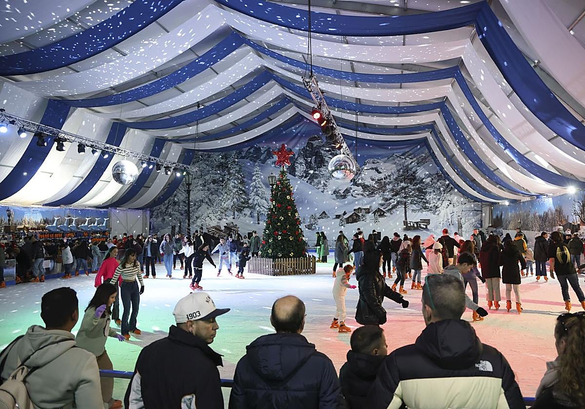 Pista de patinaje sobre hielo instalada en Gijón en la Navidad del año pasado.