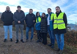 La presidenta de Red Eléctrica de España, Beatriz Corredor, la delegada del Gobierno en Asturias, Adriana Lastra, el consejero de Ciencia e Industria, Borja Sánchez y el alcalde de Laviana, Julio García, junto a trabajadores de Redeia, durante la visita a las obras de desmantelamiento de la línea Lada-Velilla.