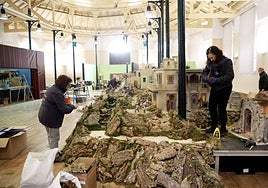 Los belenistas ultiman los detalles para la inauguración del Belén mañana sábado en Trascorrales.