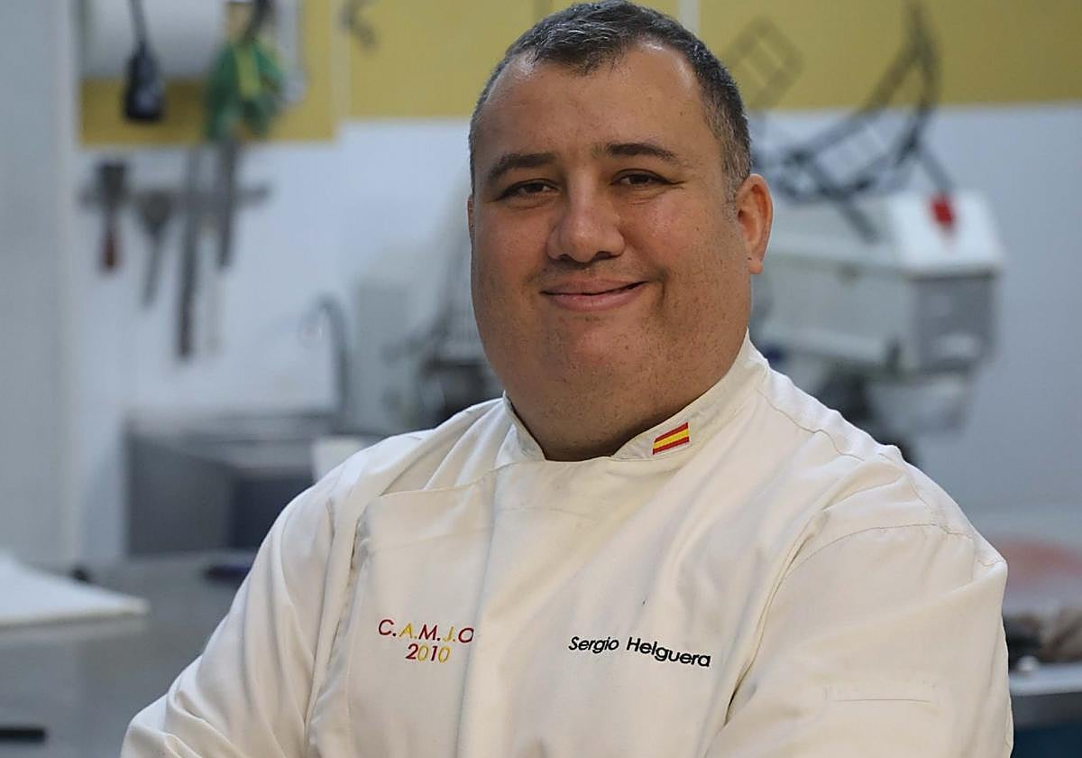 El pastelero Sergio Helguera en el obrador.