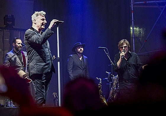 Loquillo y el asturiano Nacho Vegas compartieron escenario con 'Corazones legendarios'.