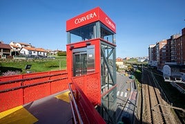 El ascensor en La Estrada que permite salvar las vías del tren.