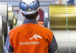 Un operario de ArcelorMittal en una de las líneas acabadoras de la compañía en Francia.