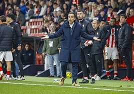 Borja Jiménez protesta de forma airada mientras se analizaba la jugada en la que se señaló penalti a favor del Sporting.