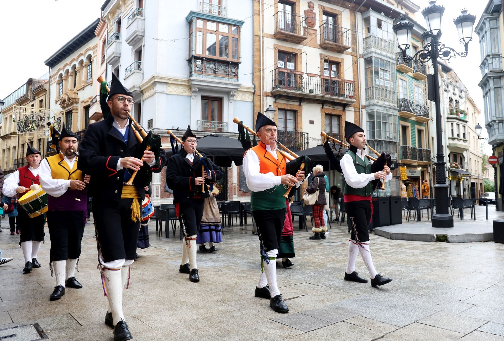 Los belenes ya brillan en la plaza de Trascorrales de Oviedo