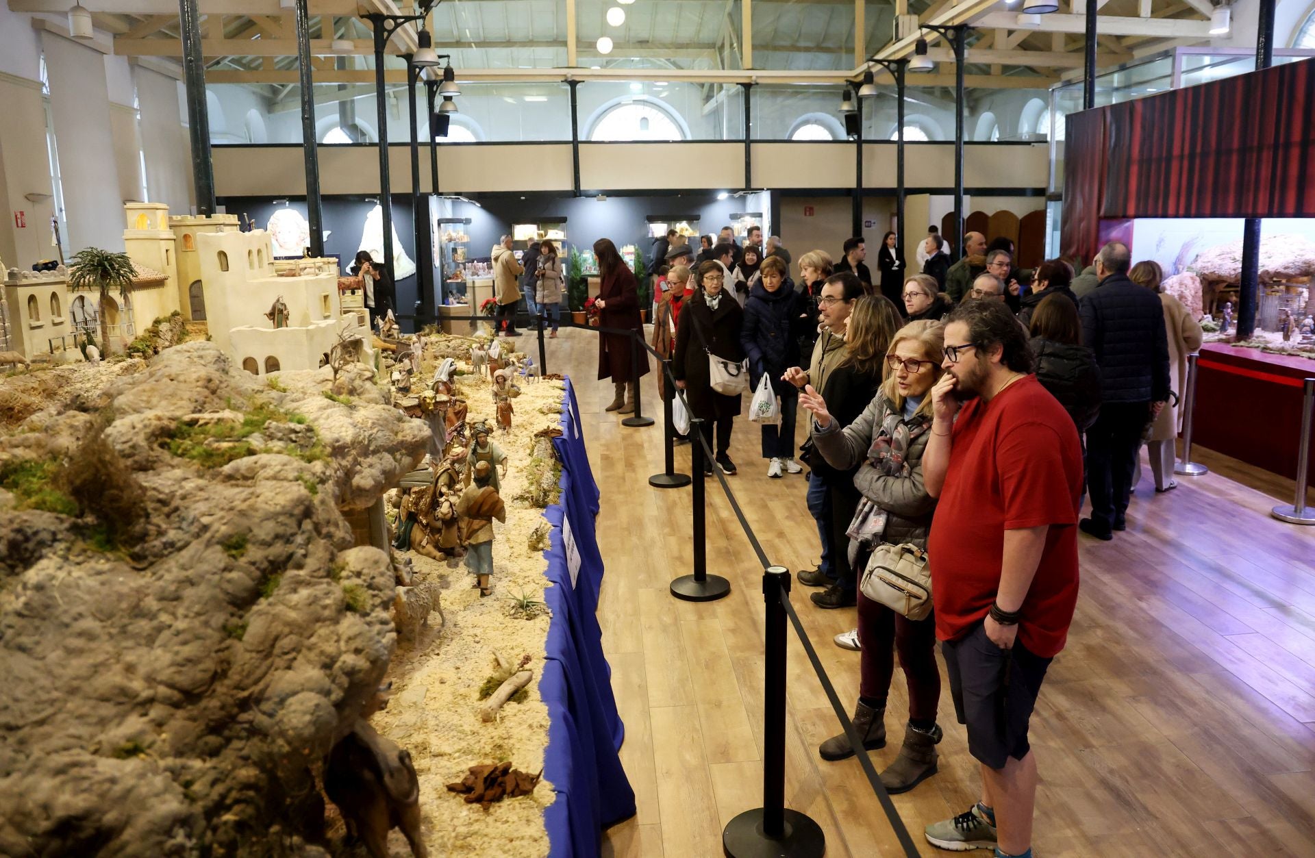 Los belenes ya brillan en la plaza de Trascorrales de Oviedo