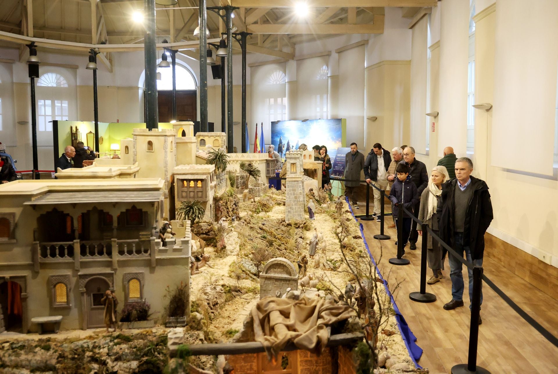 Los belenes ya brillan en la plaza de Trascorrales de Oviedo