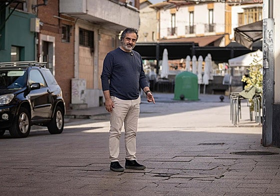 Juan Luis Berros, en la calle El Acebo, de La Pola.