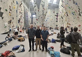 El alcalde de Siero, Ángel García, entre a Daniel Castillo, responsable de marketing, y Fernando Hernández, CEO de Sputnik Climbing, en el centro de escalada de Las Rozas, que será semejante al de Lugones.