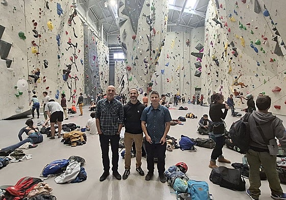 El alcalde de Siero, Ángel García, entre a Daniel Castillo, responsable de marketing, y Fernando Hernández, CEO de Sputnik Climbing, en el centro de escalada de Las Rozas, que será semejante al de Lugones.