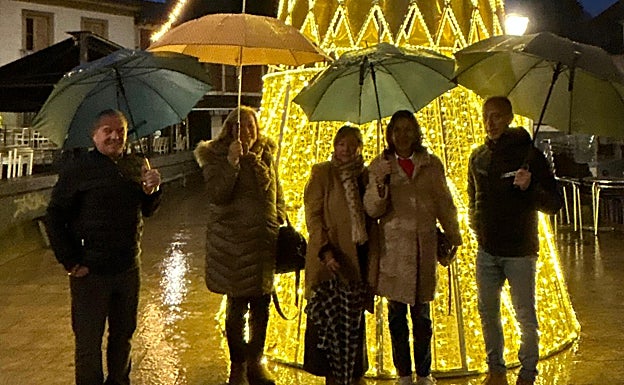 Acto de encendido en la plaza de Les Campes de La Pola.