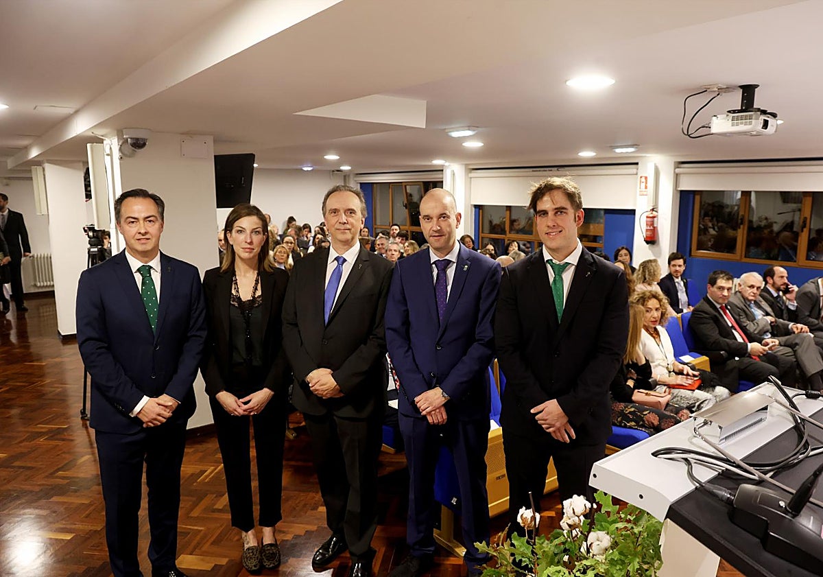 Imagen principal - Los farmacéuticos reivindican «nuestro papel social» en el acto por la festividad de su patrona