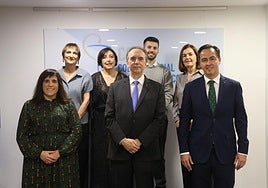 Foto de familia del presidente del Colegio de Farmacéuticos con los premiados.