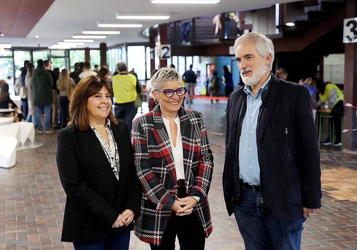 Concepción Saavedra, la responsable de personal y el gerente del Servicio de Salud. Alonso