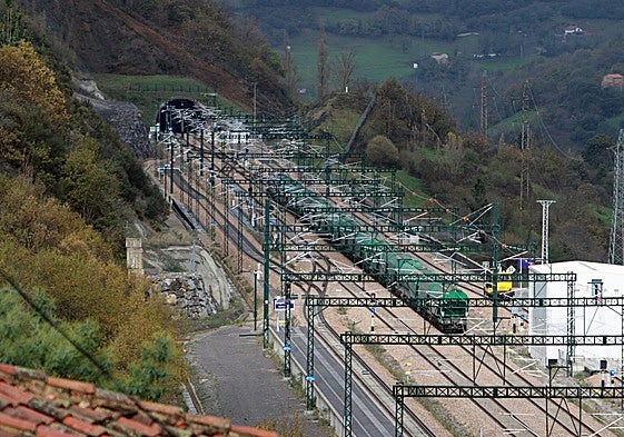 Primer tren de mercancías que aprovechó la variante de Pajares, en diciembre de 2023.