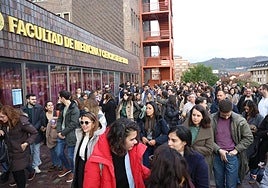 Asistentes a la oposición del Sespa que se desarrolla en la Facultad de Medicina de la Universidad de Oviedo.