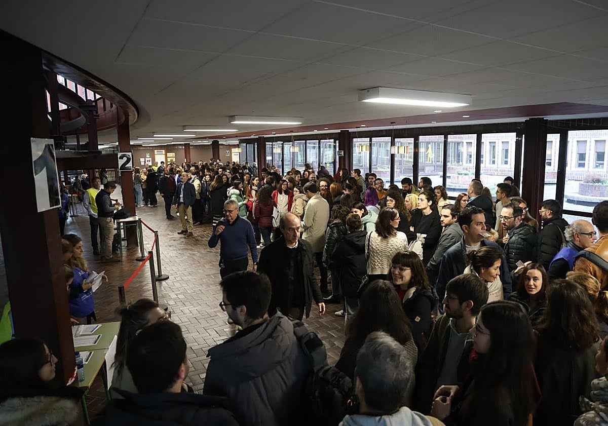 Imagen principal - Desarrollo de la oposición sanitaria en Oviedo. A la derecha, la consejera de Salud.