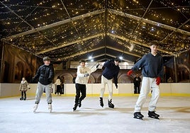 Leire, Lena y Sara patinan por la pista.