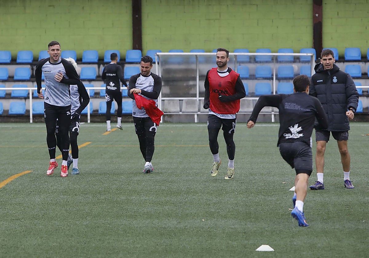 Kevin Bautista, Natalio y Campabadal, en un entrenamiento del Real Avilés a principios de esta semana en La Toba.