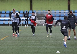 Kevin Bautista, Natalio y Campabadal, en un entrenamiento del Real Avilés a principios de esta semana en La Toba.