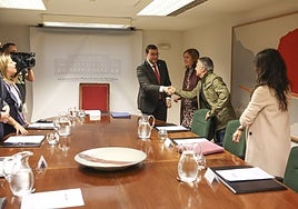 Barbón saluda a Covadonga Tomé, Xune Elipe y Laura Tuero, en la primera reunión para negociar los presupuestos.