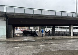 Viaducto de Carlos Marx, en Gijón, donde apareció muerto el hombre.