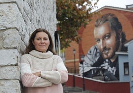 Patricia González con el mural de Tino Casal.