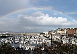 El arcoíris sobre el Puerto Deportivo de Gijón.