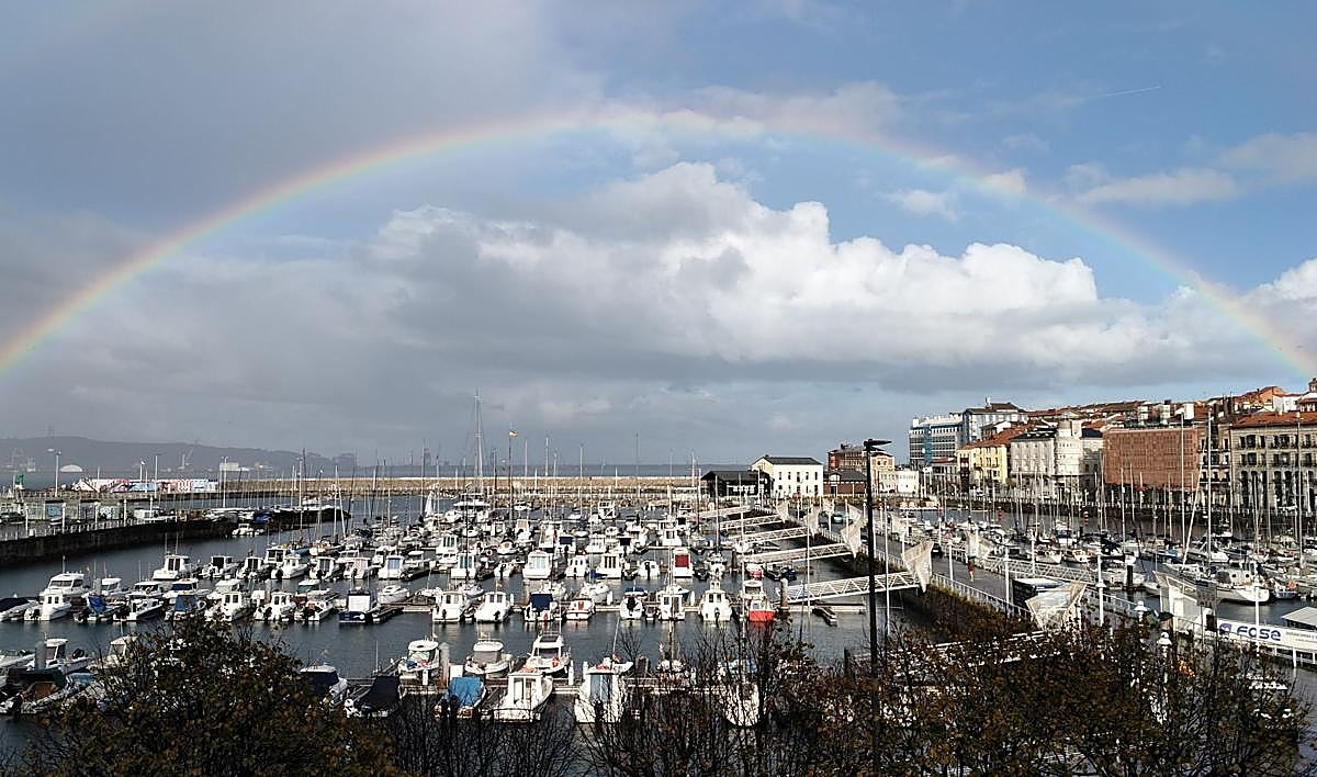 El arcoíris sobre el Puerto Deportivo de Gijón.