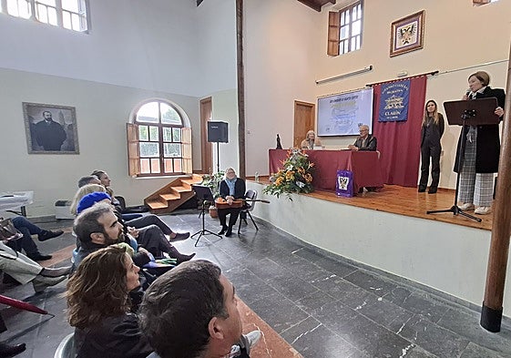 La edil Reyes Ugalde se dirige al público en el acto de entrega del premio Concurso de Relatos Cortos de la Sociedad Cultural Recreativa Clarín, de Quintes.