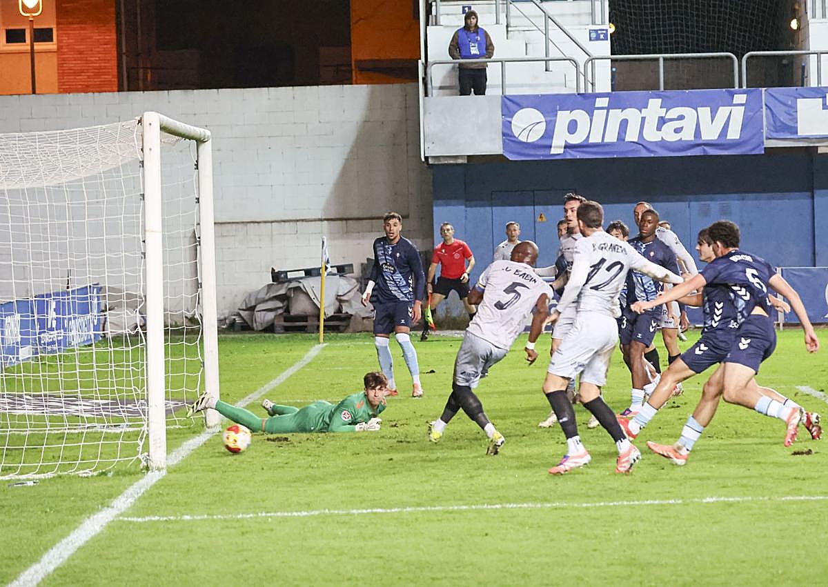 Imagen secundaria 1 - Babin remata a placer en el primer gol. El árbitro accede al túnel de vestuarios tras el polémico final.