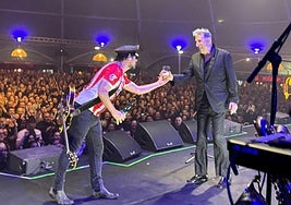 Loquillo toma un culín de sidra antes de cantar 'Rock and roll star' en Gijón