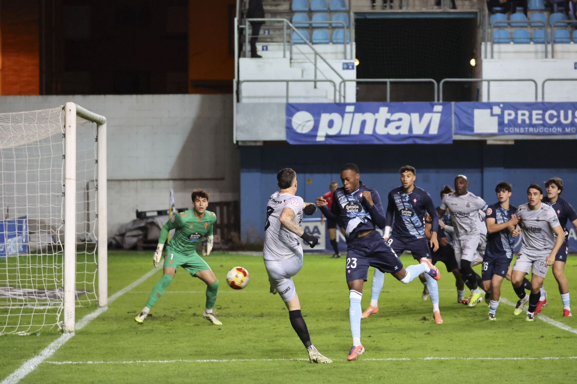 Jugada en la que Miller, defensa del Celta Fortuna, desvía con su brazo el balón para impedir el remate de Kevin Bautista en un penalti que no concedió el árbitro.
