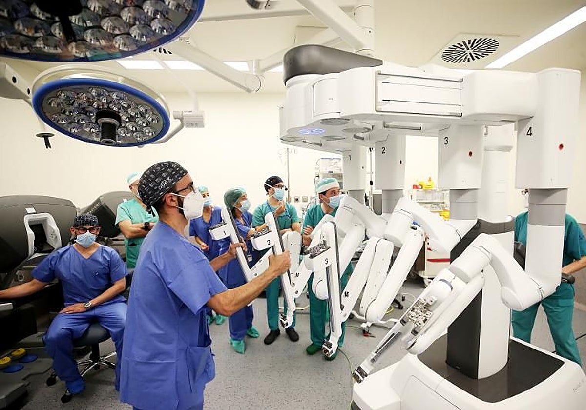 Uno de los quirófanos del HUCA dotados con cirugía robótica.