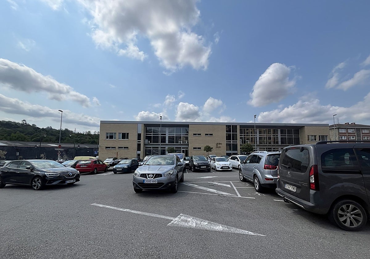 Aparcamiento del centro de salud de Pola de Siero, que pasará a ser de zona azul.