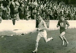 Carlos Pérez y Mariano Haro a su entrada en el estadio Román Suárez Puerta en el Cross de Navidad de diciembre de 1965.