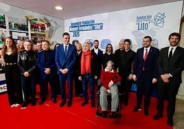 El presidente del Gobierno, Pedro Sánchez, y del Principado, Adrián Barbón (a la derecha, junto con el ministro de Cultura, Ernest Urtasun, junto con los galardonados con los Premios Anastasio de Gracia.