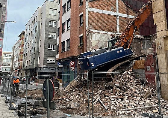 Obras de derribo del edificio de la calle los Pedregales llevadas a cabo este lunes.