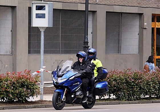 Cinemómetro instalado en la calle Hermanos Pidal.