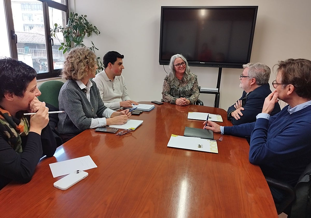 Reunión de la alcaldesa (centro) con responsables de Asemposil.