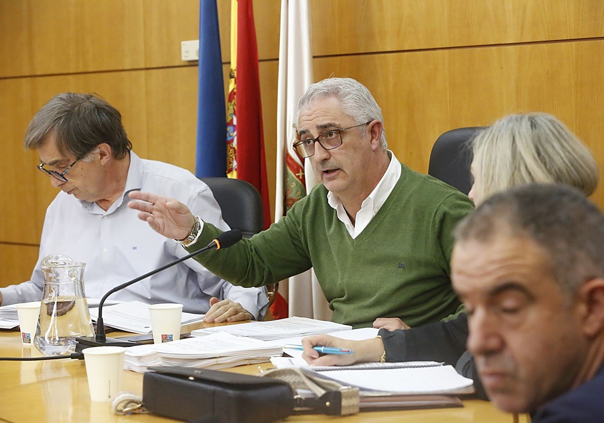 El alcalde de Carreño, Ángel García, durante el último Pleno.