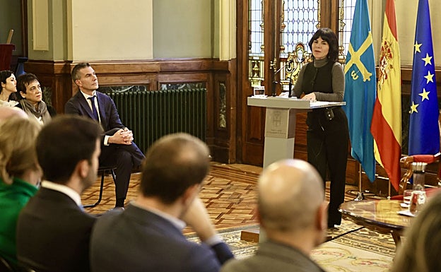 Ana Valero pronuncia su conferencia.