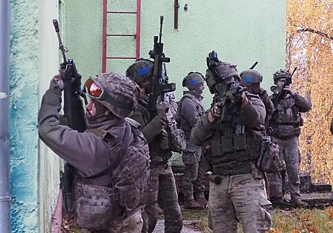 Los soldados del batallón con sede en el Acuartelamientoo Cabo Noval, en uno de los ejecicios de asalto y toma de posiciones.