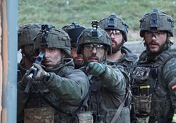 Soldados del Batallón San Quintín, en uno de los ejercicios para obtener la certificación de la OTAN como Grupo Táctico preparado para la entrada en combate.