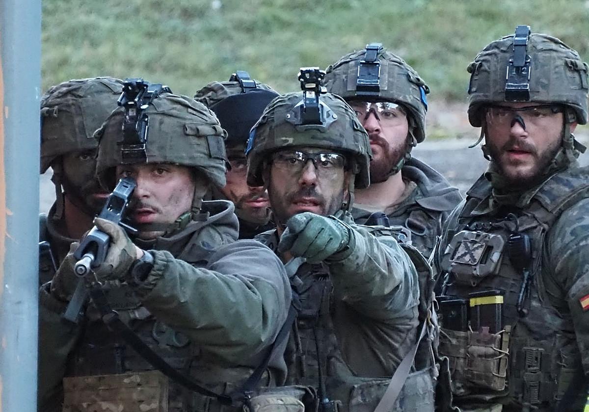 Soldados del Batallón San Quintín, en uno de los ejercicios para obtener la certificación de la OTAN como Grupo Táctico preparado para la entrada en combate.