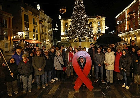 Participantes de la cadena humana que se formó en el paseo del Muro con motivo del Día Mundial de Acción frente al VIH y el Sida, a su llegada a la plaza Mayor.