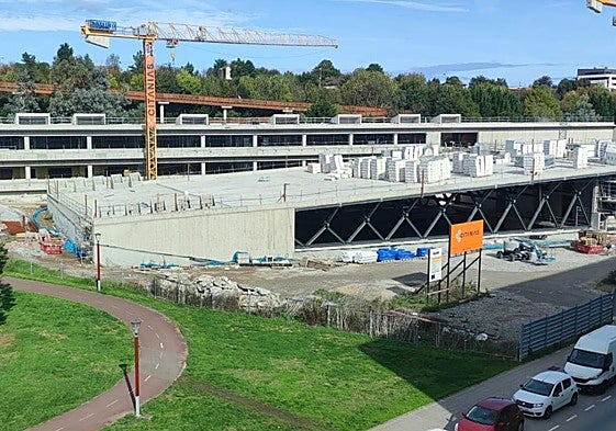 Estado de las obras del colegio de Nuevo Roces, que el Principado espera inaugurar en el curso 2026-2027.