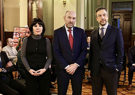 Ana Valero, Juan Cofió y Víctor Javier Vázquez, en la Junta General del Principado.