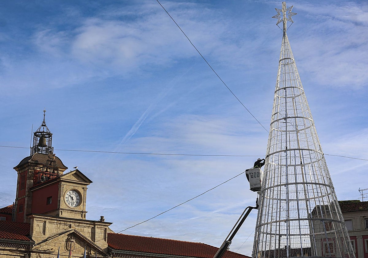 El gran árbol luminoso y transitable ya está instalado en la plaza de España de Avilés.