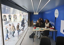 Las empresas presentaron sus proyectos en un autobús itinerante que empezó su recorrido en la plaza de España de Avilés y visitará varios concejos en los próximos días.
